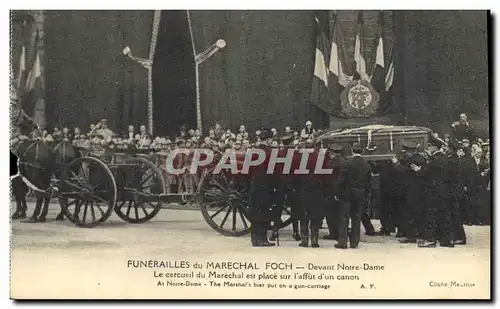 Cartes postales Funerailles du Marechal Foch Devant Notre Dame Le cercueil du Marechal est place sur l&#39affut