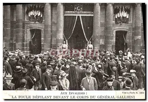Cartes postales Paris Aux Invalides La foule defilant devant le corps du general Gallieni