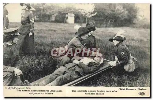 Ansichtskarte AK Sante Militaria Les dames ambulancieres anglaises soignant un blesse Croix Rouge