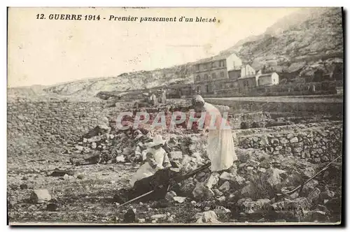 Cartes postales Sante Militaria Premier pansement d&#39un blesse Infirmiere