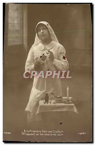 Cartes postales Sante Militaria L&#39infirmiere fait son devoir Croix Rouge