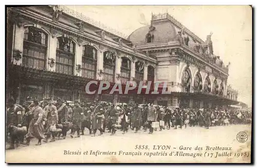 Ansichtskarte AK Sante Militaria Lyon Gare des Brotteaux Blesses et Infirmiers francais rapatries d&#39Allemagne