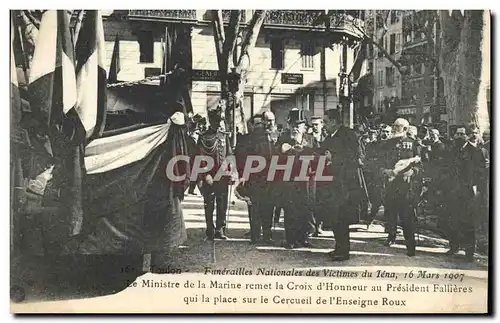 Ansichtskarte AK Toulon Funerailles nationales des victimes du Iena Le ministe de la amrine remet la Croix d&#39h