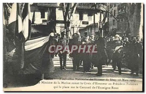 Cartes postales Toulon Funerailles nationales des victimes du Iena Le ministe de la amrine remet la Croix d&#39h