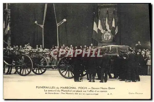 Cartes postales Funerailles du Marechal Foch Devant Notre Dame le cercueil du marechal est place sur l&#39affut