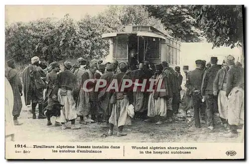 Cartes postales Sante Militaria Tirailleurs algeriens blesses installes dans les autobus d&#39ambulance