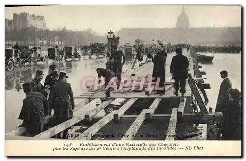 Ansichtskarte AK Militaria Paris Crue de la Seine Etablissement d&#39une passerelle sur chevalets par les sapeurs