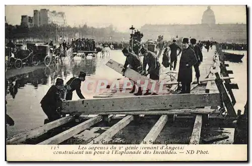 Ansichtskarte AK Militaria Paris Crue de la Seine Etablissement d&#39une passerelle sur chevalets par les sapeurs
