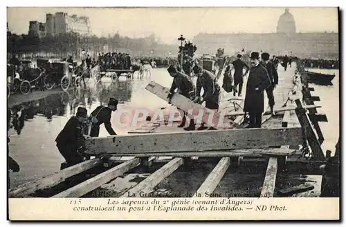 Cartes postales Militaria Paris Crue de la Seine Etablissement d&#39une passerelle sur chevalets par les sapeurs