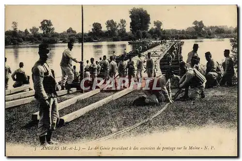 Ansichtskarte AK Militaria Angers Le 6eme Genie procedant a des exercices de pontage sur la Maine