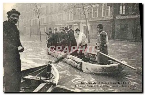 Cartes postales Militaria La Crue de la Seine Janvier 1910 Le general Armand du 1er Genie visitant les lieux sin