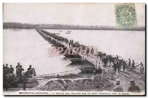 Cartes postales Militaria Defile des troupes sur le pont construit par le Genie