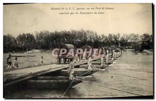 Ansichtskarte AK Militaria Materiel de la SC passant sur un pont de bateaux construit par les Pontonniers du Geni