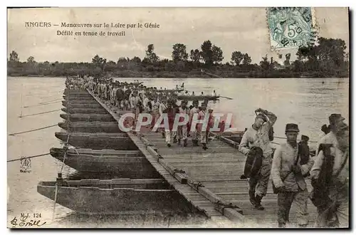 Cartes postales Militaria Angers Manoeuvres sur la Loire par le Genie Defile en tenue de travail