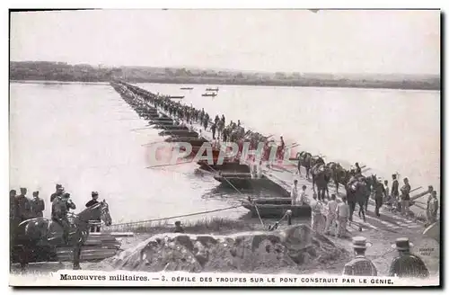 Ansichtskarte AK Militaria Defile des troupes sur le pont construit par le genie