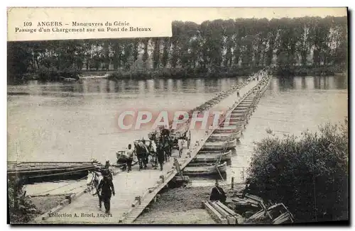 Ansichtskarte AK Militaria Angers Manoeuvres du Genie Passage d&#39un chargement sur un pont de bateaux