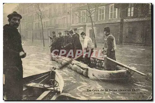 Cartes postales Militaria Paris La Crue de la Seine Janvier 1910 La general Armand du 1er Genie visitant les lie