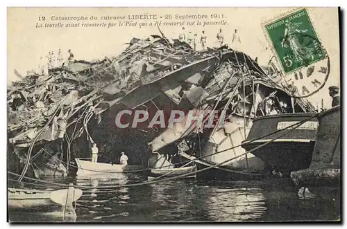 Ansichtskarte AK Bateau Catastrophe du Liberte La tourelle avant recouverte par le pont qui a ete renverse sur la