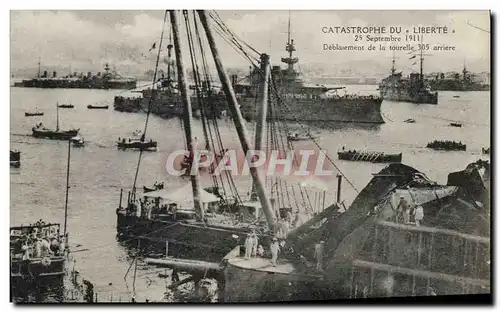 Cartes postales Bateau Catastrophe du Liberte Deblaiement de la tourelle 305 arriere