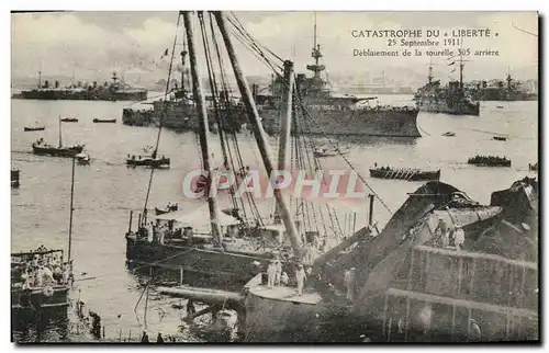 Cartes postales Bateau Catastrophe du Liberte Deblaiement de la tourelle 305 arriere