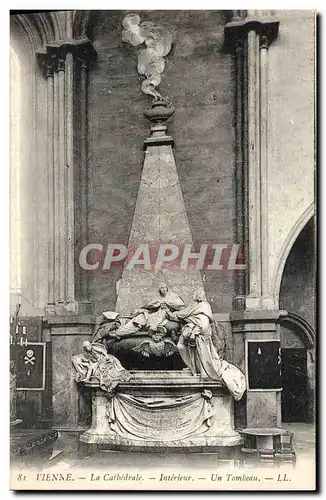 Ansichtskarte AK Vienne La cathedrale Interieur Un tombeau