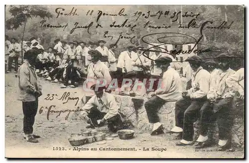 Cartes postales Militaria Chasseurs alpins au cantonnement La soupe