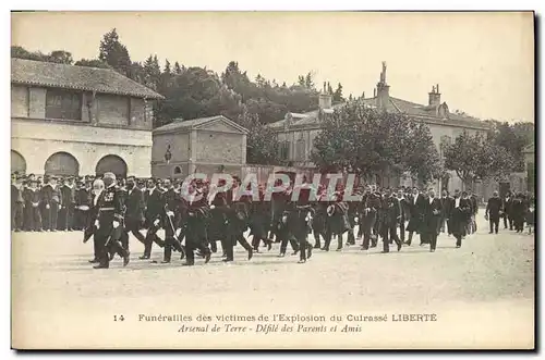 Cartes postales Bateau Funerailles des victimes de l&#39explosion du cuirasse Liberte Arsenal de terre Defile de
