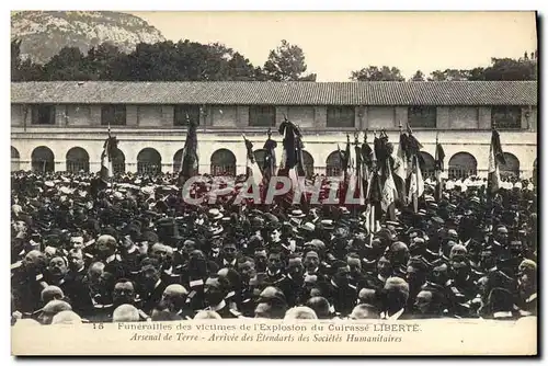 Cartes postales Bateau Funerailles des victimes de l&#39explosion du cuirasse Liberte Arsenal de terre Arrivee d