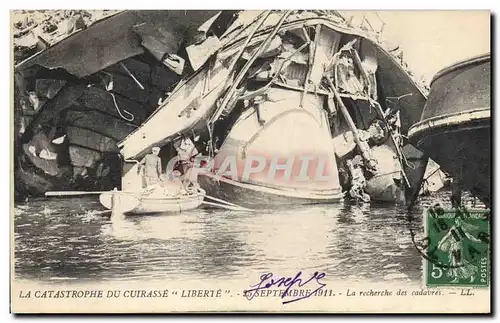 Cartes postales Bateau La catastrophe du Cuirasse Liberte La recherche des cadavres