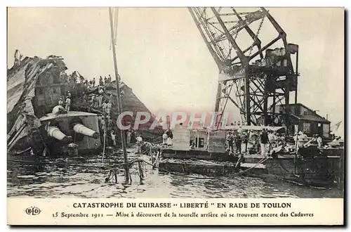Cartes postales Bateau Catastrophe du Liberte en rade de Toulon Mise a decouvert de la tourelle arriere ou se tr