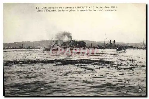 Cartes postales Bateau Catastrophe du Liberte Apres l&#39explosion les epaves genent la circulation des canots s