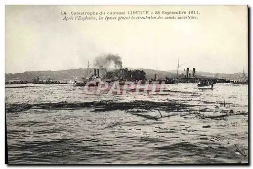 Cartes postales Bateau Catastrophe du Liberte Apres l'explosion les epaves genent la circulation des canots s