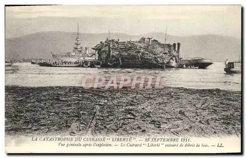 Cartes postales Bateau Catastrophe du Liberte Vue generale apres l'explosion Le cuirasse Liberte entoure de d