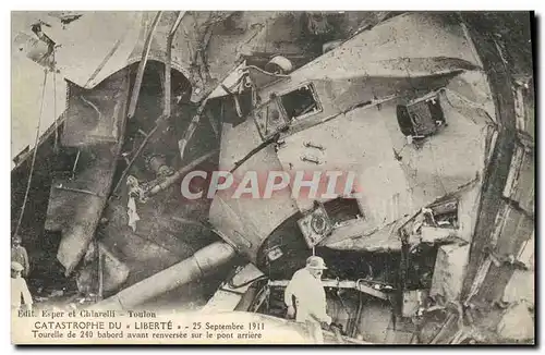 Cartes postales Bateau Catastrophe du Liberte Tourelle de 240 babord avant renversee sur le pont arriere
