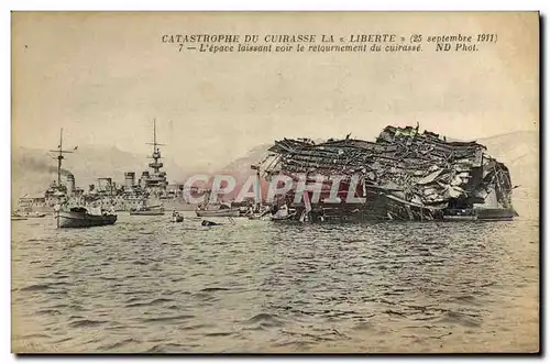 Ansichtskarte AK Bateau Catastrophe du Cuirasse Liberte L&#39epave laissant voir le retournement du cuirasse