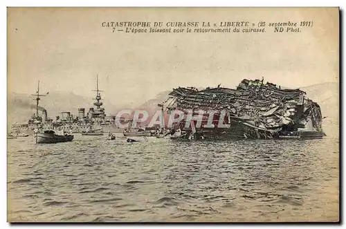 Cartes postales Bateau Catastrophe du Cuirasse Liberte L'epave laissant voir le retournement du cuirasse