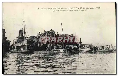 Cartes postales Bateau Catastrophe du Cuirasse Liberte Le mat arriere est abattu sur la tourelle
