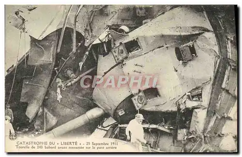 Cartes postales Bateau Catastrophe du Liberte Tourelle de 240 babord avant renversee sur le pont arriere