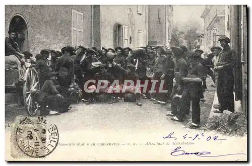 Ansichtskarte AK Militaria Chasseurs Alpins en manoeuvres Attendant la distribution