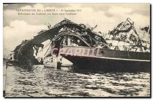 Cartes postales Bateau Catastrophe du Liberte Enlevement des cadavres une heure avant l'explosion