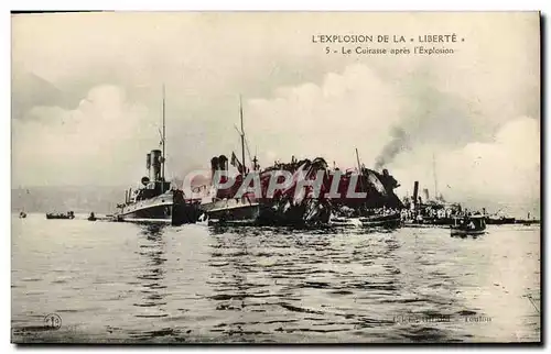 Cartes postales Bateau L&#39explosion du Liberte Le cuirasse apres l&#39explosion