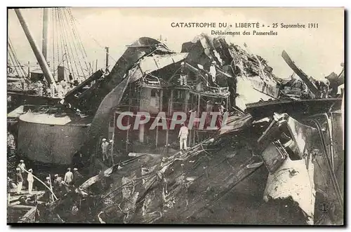 Cartes postales Bateau La catastrophe du Liberte Deblaiement des passerelles