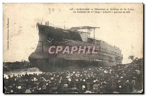 Cartes postales Bateau St Nazaire Chantiers et ateliers de la Loire Le cuirasse de 1er rang Liberte quittant la