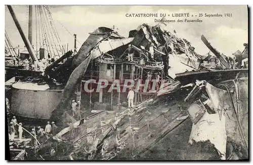 Cartes postales Bateau Catastrophe du Liberte Deblaiement des passerelles