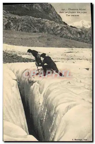 Cartes postales Militaria Chasseurs Alpins dans les glaciers des Alpes Une crevasse