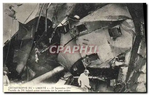 Cartes postales Bateau Catastrophe du Liberte Tourelle de 240 babord avant renversee sur le pont arriere