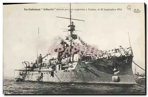 Cartes postales Bateau Le cuirasse Liberte detruit par une explosion a Toulon