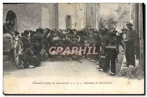 Cartes postales Militaria Chasseurs Alpins En manoeuvres Attendant la distribution