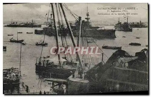 Cartes postales Bateau Catastrophe du Liberte Deblaiement de la tourelle 305 arriere