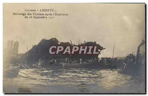 Cartes postales Bateau Cuirasse liberte Sauvetage des victimes apres l&#39explosion